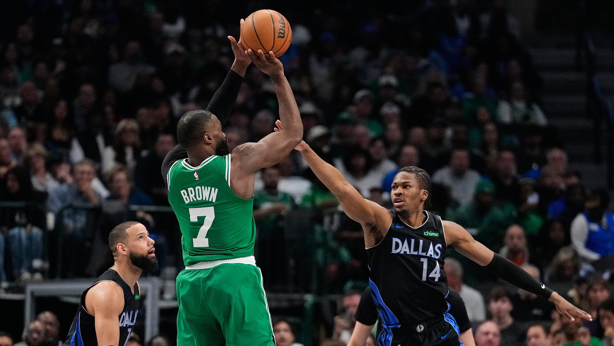 关于凯尔特人大胜独行侠，取得两连胜的信息